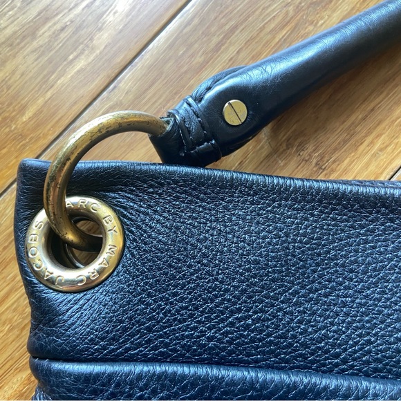 Marc by Marc Jacobs The Classic Q Hillier Hobo Textured-Leather Shoulder Bag - Picture 7 of 8